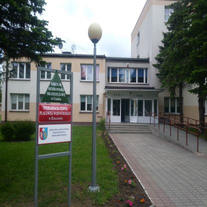 Szkolne Schronisko Młodzieżowe w Czudcu - wejście do budynku