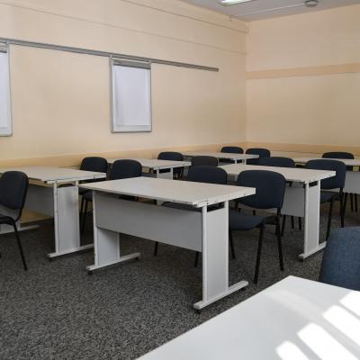 Sala szkoleniowa SSM w Czudcu wyposażona w krzesła, stoły oraz tablice.