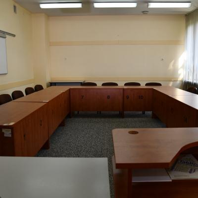 Sala szkoleniowa SSM w Czudcu wyposażona w krzesła, stoły oraz tablice.