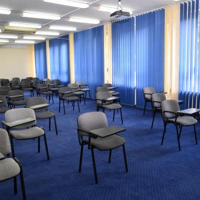 Sala szkoleniowa SSM w Czudcu wyposażona w krzesła, stoły oraz tablice.