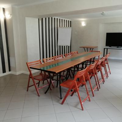 Sala szkoleniowa SSM w Czudcu wyposażona w krzesła, stoły oraz telewizor.